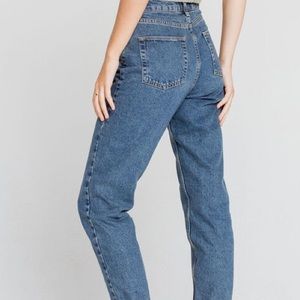 BDG HIGH WAISTED MOM JEANS 28